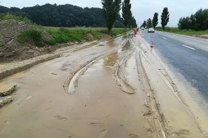 Aluviuni aduse de ploaie pe carosabilul E85, la Răcăciuni