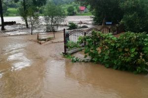 Viitură apocaliptică în comuna Vaţa de Jos. O femeie a murit şi zeci de gospodării au fost distruse