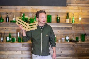 FOTO – Sibianul care transformă sticla în obiecte extraordinare. Creaţiile lui Horaţiu sunt tare faine!