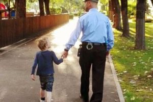 Băieţel francez pierdut de părinţi, găsit de poliţiştii locali