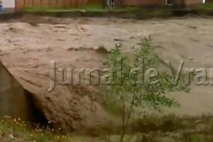 Autorităţile, nevoite să spargă un podeţ ca să evacueze apa din gospodării