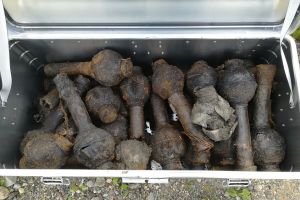 Număr record de grenade la Topliţa. Pirotehniştii au reluat operaţiunea de scoatere la suprafaţă a muniţiei