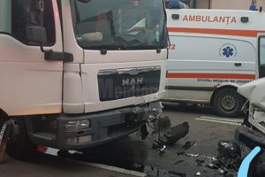 Accident cu trei răniţi, în urma coliziunii între o autoutilitară şi un camion