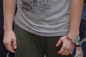 Poliţistul lovit cu maşina de un contrabandist are un picior imobilizat şi are nevoie de 45 ...