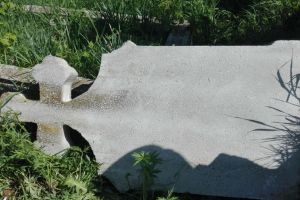 Un bărbat a murit in cimitir zdrobit de o cruce de beton