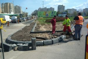 Se asfalteaza trotuarele de pe Bulevardul Aurel Vlaicu din municipiul Constanta