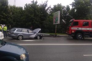 Un şofer a intrat cu maşina într-un stâlp pe care l-a dărâmat