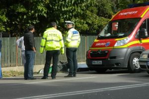 Mopedist accidentat grav în municipiul Satu Mare. A fost lovit în plin de o maşină