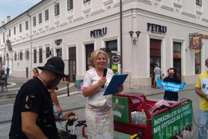 Surpriză: premiera Dăncilă a ţinut discursuri orădenilor, iar baronii PSD le-au împărţit mititei, bere, făină, ulei, găleţi şi papuci chinezeşti (FOTO/VIDEO)