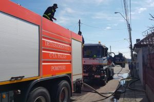 Alerta la pompieri. O locuinta din Saraiu a fost cuprinsa de flacari. Intervin pompierii