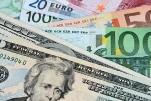 Euro scade, dolarul creşte