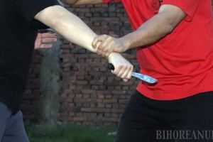 Scandal în Ioşia: Doi tineri beţi s-au luat la bătaie şi s-au tăiat cu cuţitele