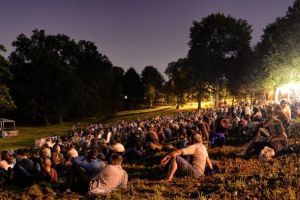 Filme bune, atmosferă faină şi seri de neuitat – În weekend la Arini Fest Cinema