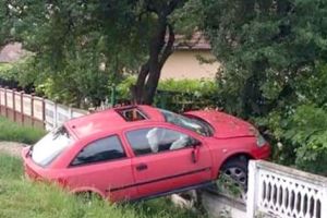 Şoferul nu avea permis, maşina nu avea numere