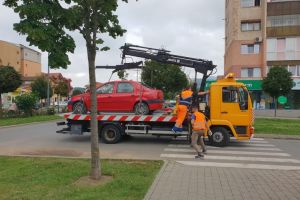 FOTO, VIDEO, ȘTIREA TA. O maşină parcată neregulamentar în Alba Iulia, aproape de o trecere de pietoni, a fost ridicată