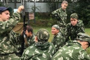 DW: Copiii ruşi se joacă de-a războiul în tabere