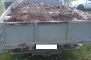 Un tanar din Lipanesti, amendat cu 300 de lei dupa ce a aruncat pe un teren din Ploiesti o remorca plina cu moloz