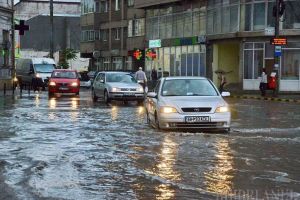 Oradea la apă: După fiecare ploaie torenţială, Dispeceratul CAO este asaltat de reclamaţiile orădenilor revoltaţi de inundaţii (FOTO)
