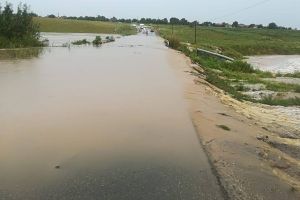 PRĂPĂD într-o localitate arădeană! Gospodării INUNDATE, drumul Arad – Lipova închis circulaţiei (FOTO + VIDEO)