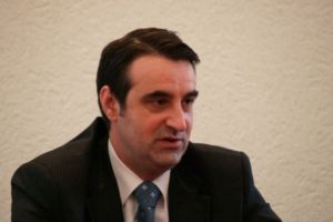 Nae, esti bine? Vezi ca vine un miros masol de la TCE. Se simte pana departe, la anchetatori