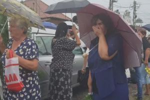 Poliţista care şi-a împuşcat mama şi fiul, condusă pe ultimul drum de zeci de oameni