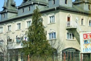 Proprietarii castelelor cu turnuleţe de la intrarea din Bucureşti, săltaţi de DIICOT
