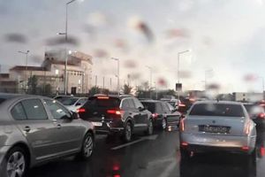 Situaţia TRAFICULUI pe drumurile naţionale şi în BUCUREȘTI. Se circulă cu DIFICULTATE pe mai multe DRUMURI NAȚIONALE