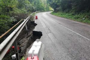 Restricţii pe DN1A, între Cheia şi Braşov: O bucată de drum s-a surpat