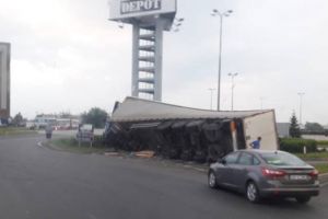 ACCIDENT la intrarea în Arad! TIR răsturnat în sensul giratoriu