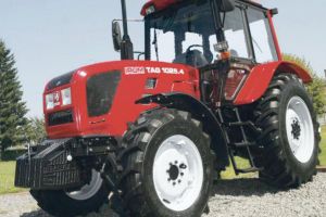 O companie din Mureş relansează producţia de tractoare agricole 100% româneşti, după o pauză de 15 ani