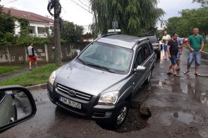 Masina avariata dupa ce soseaua s-a surpat sub ea, la Timisoara