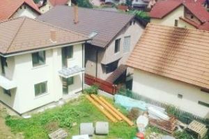 Casă construită peste altă casă în Floreşti - FOTO