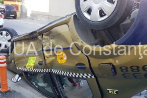 Accident pe strada Zorelor din Constanta. Un taxi rasturnat in intersectie (galerie foto+video)         