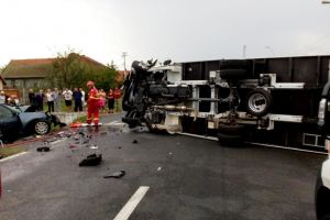 Tragedia noptii in Romania. Trei morti. Tamponare teribila intre un Logan si un tir (galerie foto) 