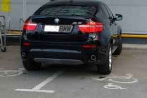 Amenzi de cinci ori mai mari pentru cei care parchează pe locurile persoanelor cu dizabilităţi