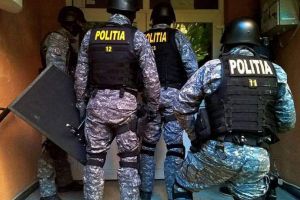 Percheziţii cu mascaţi la Satu Mare. Țigări, zeci de mii de litri de alcool şi o maşină, confiscate de poliţişti