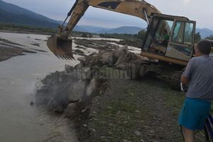 Digurile de protecţie cad unul după altul din cauza ploilor care nu se mai opresc