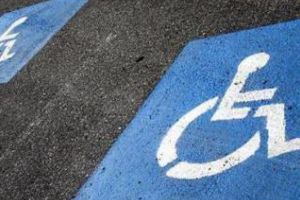 Amenzi de 5 ori mai mari pentru cei care parchează pe locurile persoanelor cu handicap