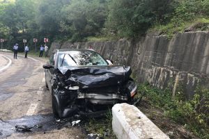 FOTO. Accident în Munţii Apuseni: Trei maşini s-au ciocnit din cauza unui şofer care a condus cu viteză