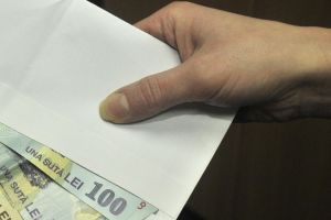Trimisă în judecată după ce ar fi încercat să mituiască un ofiţer de poliţie