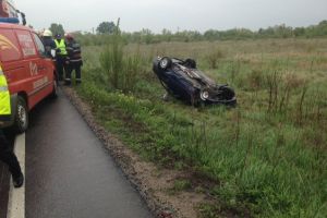 Autoturism răsturnat lângă Ocna de Sus. În maşină se afla şi un minor