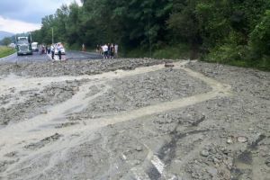 Aluviuni pe DN1, la Nistoresti. Trafic intrerupt pe ambele sensuri