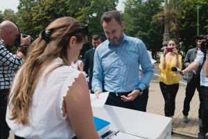 După ce Primăria a dispus DESFIINȚAREA cortului celor de la USR, Gheorghe Falcă a semnat pentru campania „Fără penali în funcţii publice”