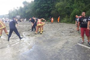 Circulaţia a fost ÎNTRERUPTĂ pe DN 1 Ploieşti – Braşov: Cozile de maşini se întind pe mai mulţi kilometri / UPDATE