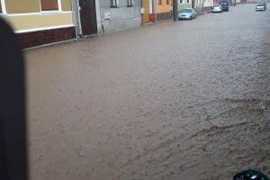 Inundaţii la Cugir, după o ploaie torenţială: O stradă, acoperită de ape