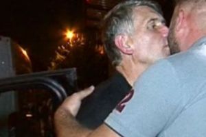 Pomohaci îi dă înainte cu tupeu. Vrea pe scenă! Fostul preot revine în orasul care l-a huiduit