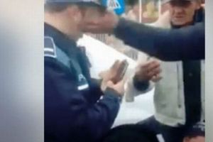 DRAMATIC. Un jandarm a intervenit pentru a opri scandalul între doi controlori RATB şi o persoană fără adăpost. Asta ar putea să-i schimbe TOTAL VIAȚA. 