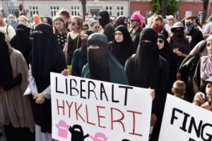 Femei NE-musulmane purtând VĂL ISLAMIC au protestat împotriva INTERZICERII vălului islamic