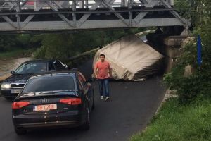 Se întâmplă din nou: Un şofer şi-a distrus remorca sub podul CFR de pe Viitorului