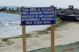 Cine a pus gardu-n drum…: Locuitorii din Eforie Sud s-au trezit cu o portiune de plaja ingradita (galerie foto)
